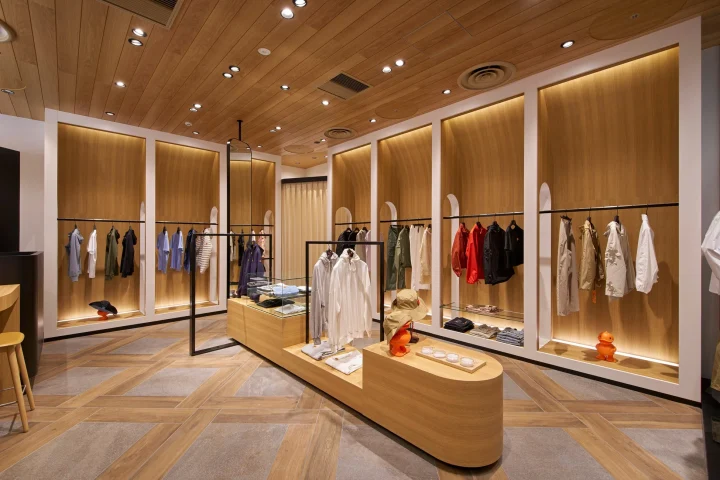 SAVE THE DUCK HAERA店内のディスプレイ