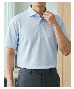 水色のポロシャツとグレーのパンツを着用した男性が、襟元を整えている様子