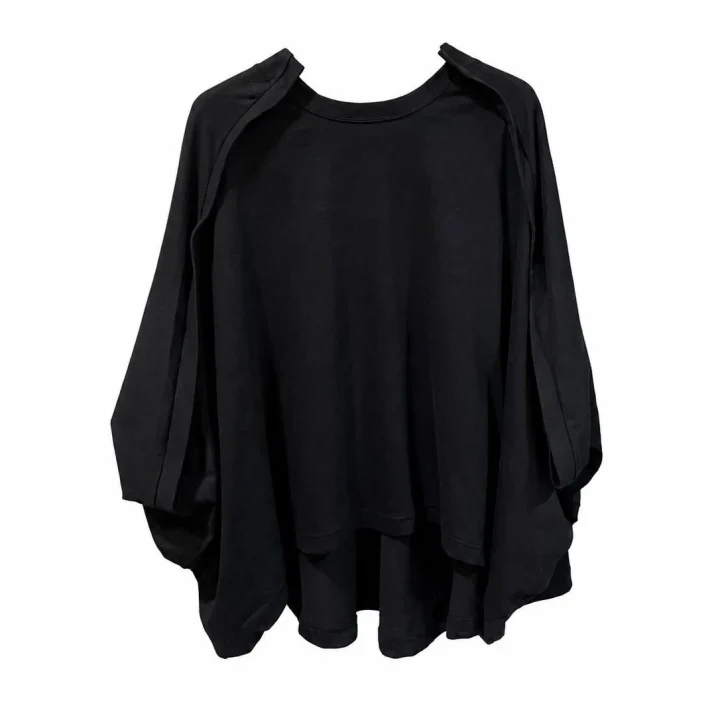 黒色のゆったりとした長袖アシンメトリートップス