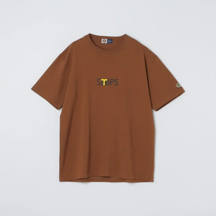 ブラウンの半袖Tシャツ