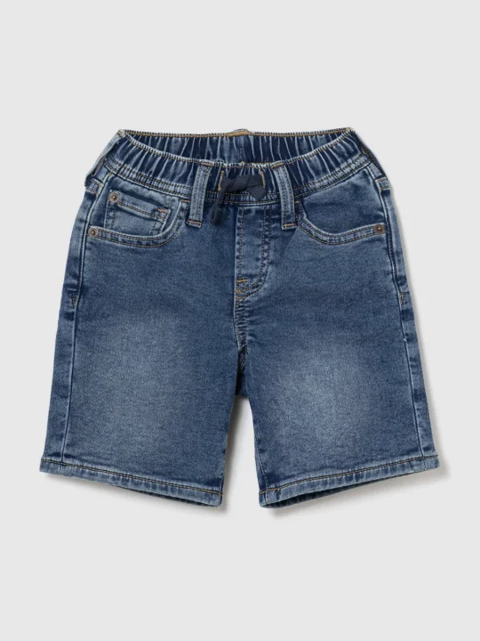 子供用の青いデニムショートパンツ。ウエストはゴムとドローストリングで調節可能で、カジュアルなデザインが特徴です。