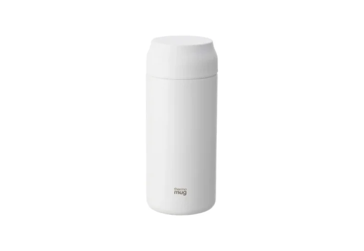 白い背景に置かれた、シンプルなデザインの白いサーモマグボトルです。下部には「thermo mug」のロゴが見えます。