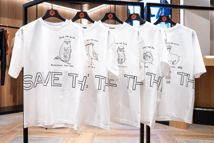 限定Tシャツの展示