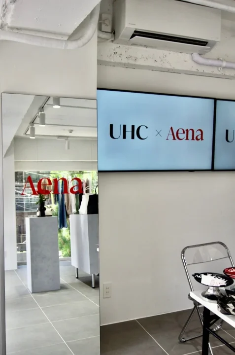 UHC x Aenaコラボ店舗ディスプレイ