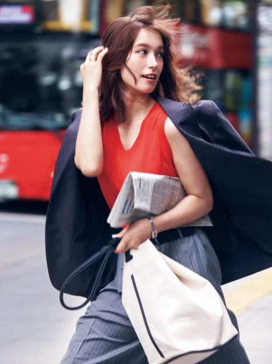 都会の街中を歩く女性
