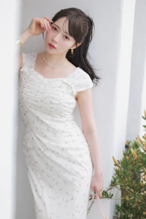 水瀬さららさんが着用する白い花柄ワンピース