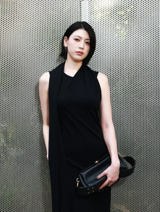 黒いノースリーブの女性