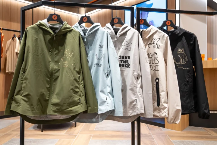 限定アウターの展示
