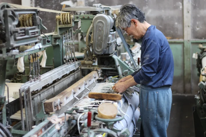 織物工場で作業する職人