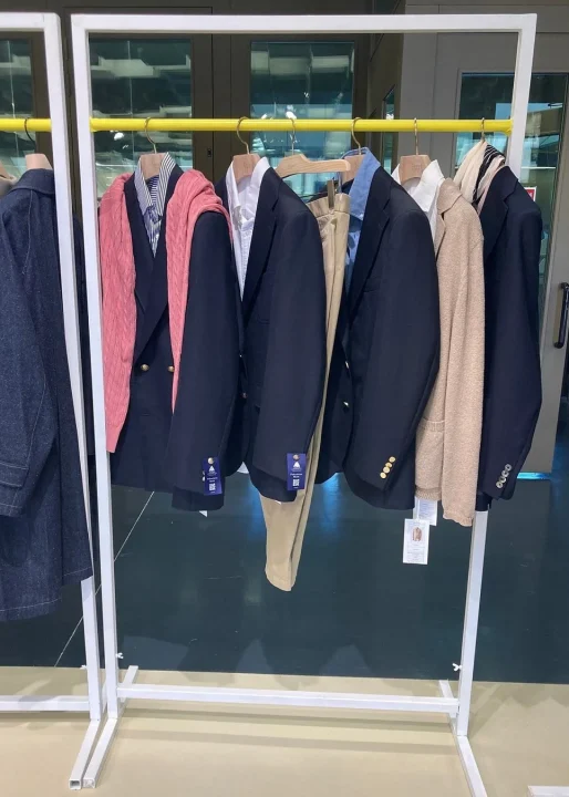 ブレザーやシャツ、ニットの展示