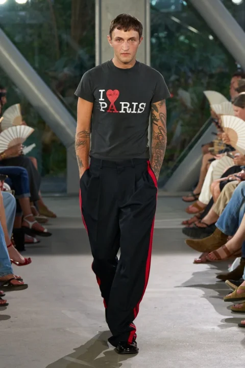 I PARIS Tシャツのモデル