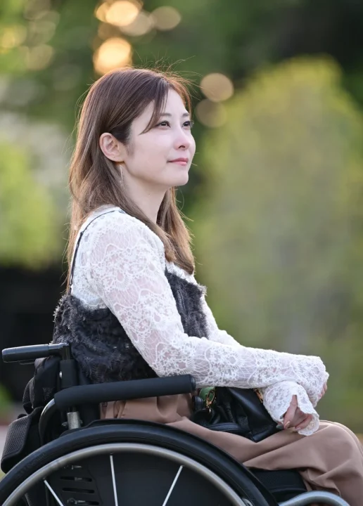 車椅子に座る女性