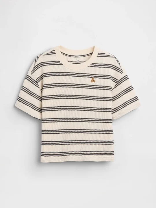 オフホワイト地に黒いボーダー柄の半袖Tシャツです。左胸にはクマの刺繍があり、首元のタグにはGAPのロゴが見えます。