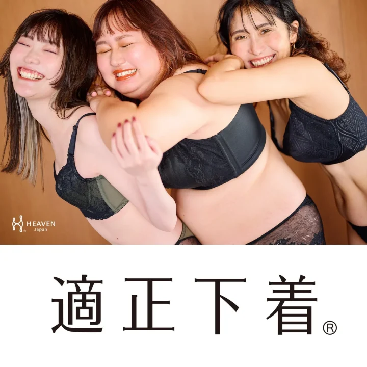 笑顔で抱き合う女性たち