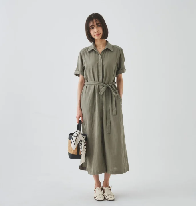 カーキ色のベルト付きシャツワンピースを着た女性