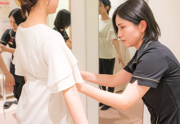 採寸を行うスタッフと顧客