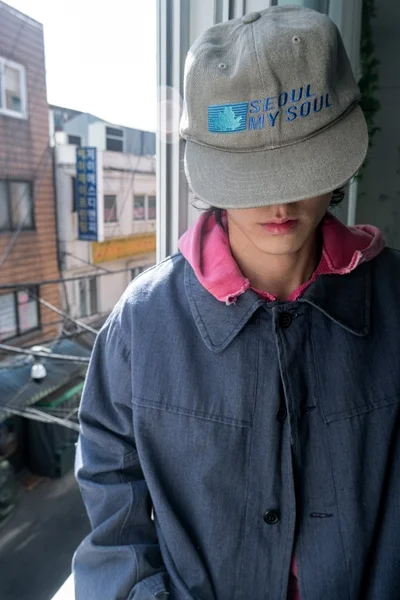 MASCOMPANYのキャップを被った人物