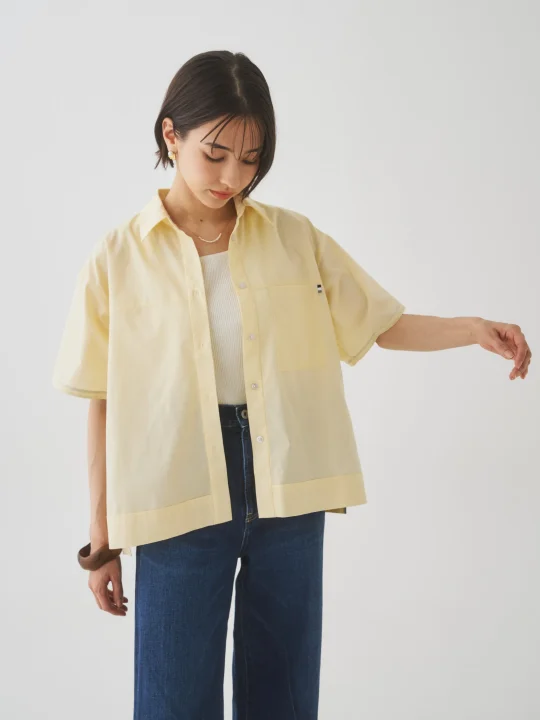 黄色の半袖シャツを着た女性