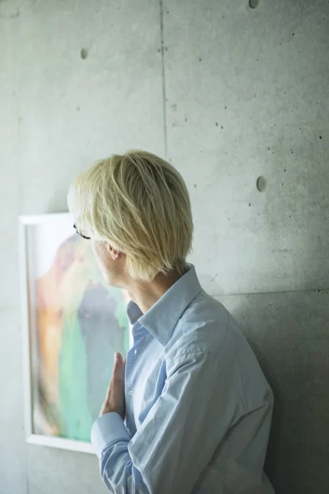 水色のシャツの男性