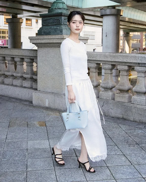 白いロングスカートのルック