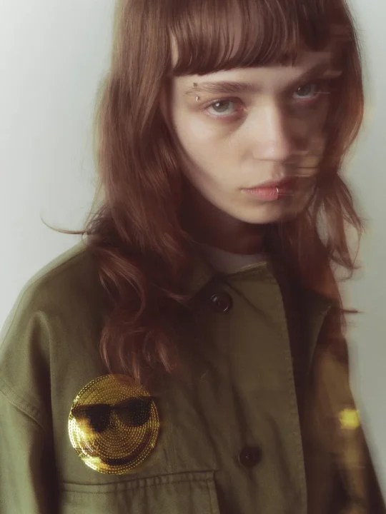 オリーブグリーンのジャケットを着用した人物のポートレート