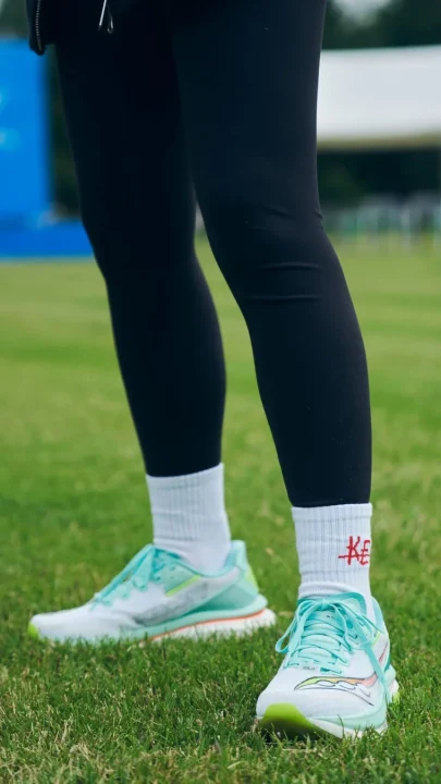 ランニングシューズの足元