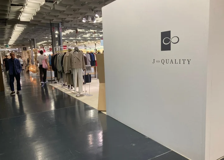 J∞QUALITYのロゴと展示会の様子