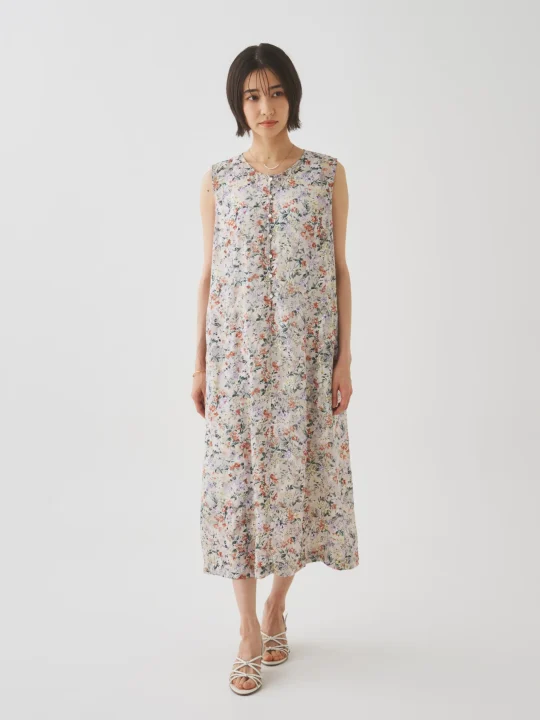 花柄ノースリーブロングワンピースを着た女性