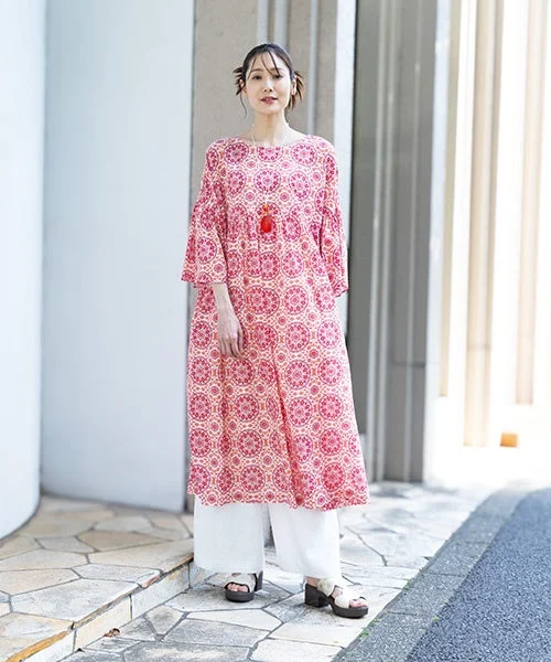 主役級、更紗ワンピで華やぐ、夏の洗練リラックス