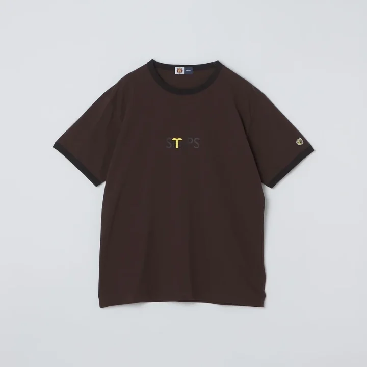濃い茶色のリンガーTシャツ