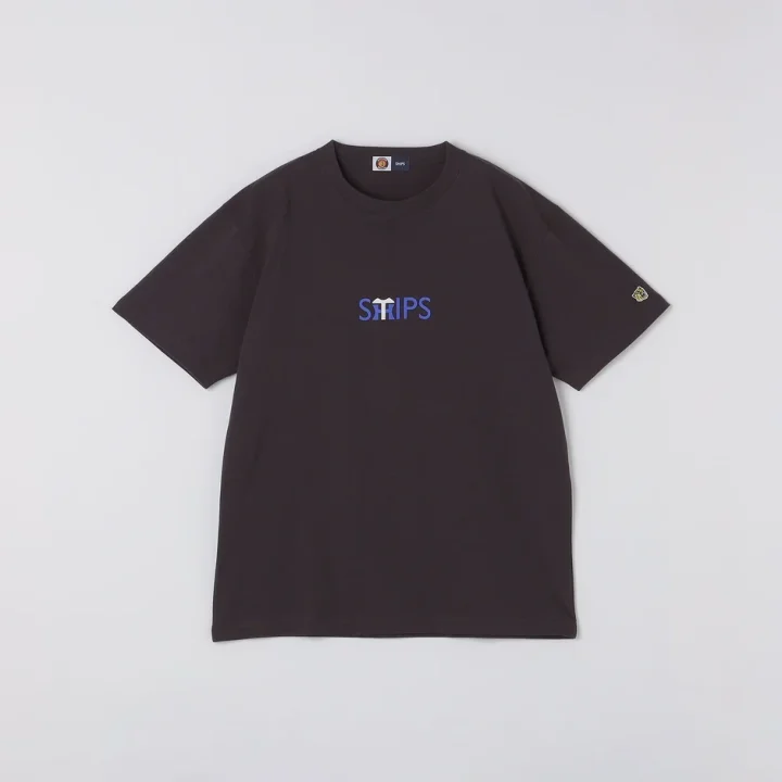 ダークブラウンの半袖Tシャツ