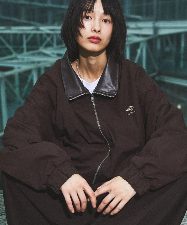 女性モデルの茶色ブルゾン、UMBROロゴ