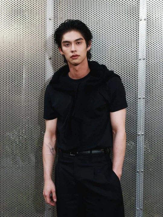 黒いTシャツの男性