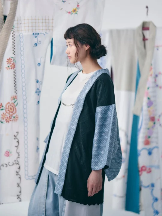 和風デザインのカジュアルな服装の女性