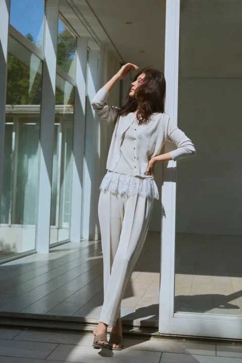 LOOK 2 アンサンブルニットとテーパードパンツ