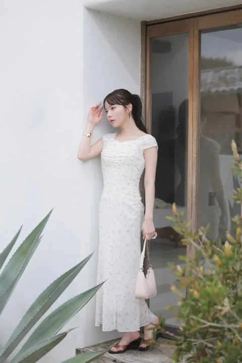 水瀬さららさんが着用する花柄の白いロングワンピース