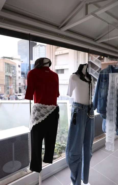 マネキンに展示されたAenaの服