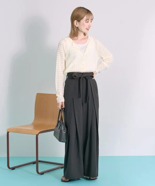 ブラックのワイドパンツを着用した女性