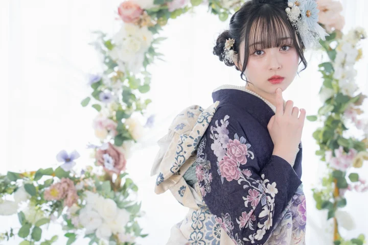 紺色の着物をまとった若い女性