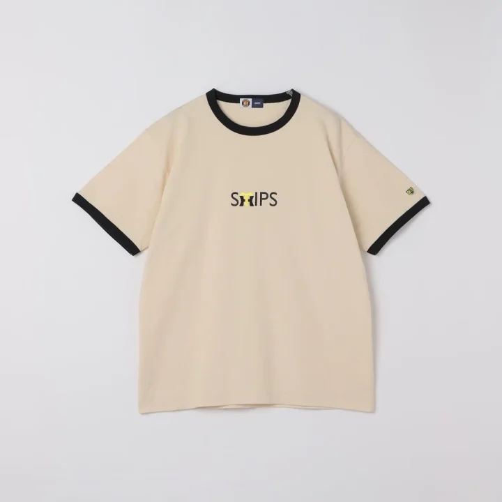 ベージュ色のリンガーTシャツ
