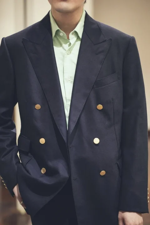 グリーンのシャツとジャケットの男性