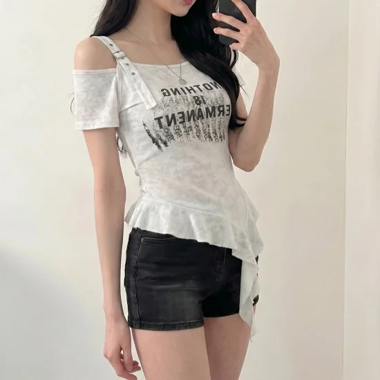 白いオフショルダーのトップスと黒のショートパンツを着用した女性