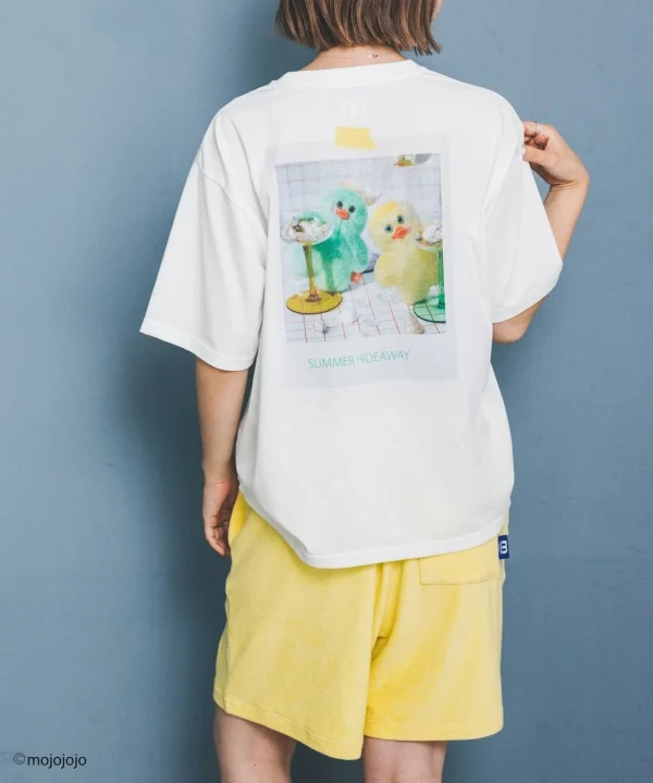アヒルのキャラクターがプリントされた白いTシャツを着た女性