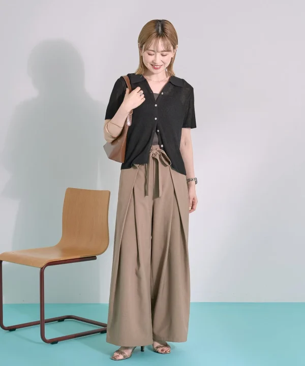 モカのワイドパンツを着用した女性
