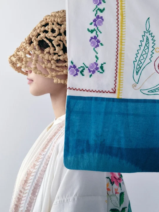 網状の帽子と花柄刺繍布