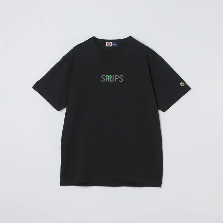 黒い半袖Tシャツ