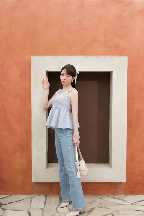 水瀬さららさんが着用する水色のトップスとジーンズの全身コーディネート
