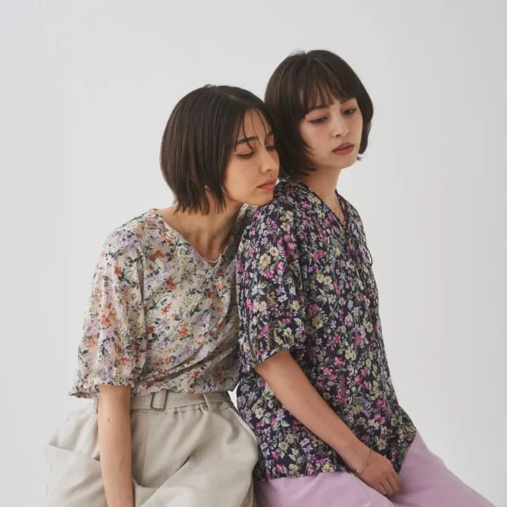 花柄トップスを着た女性モデル