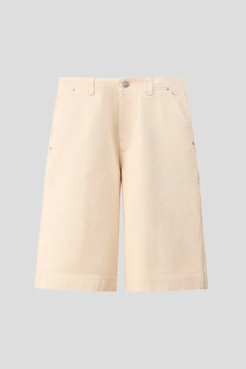 明るいベージュ色のワイドショートパンツ