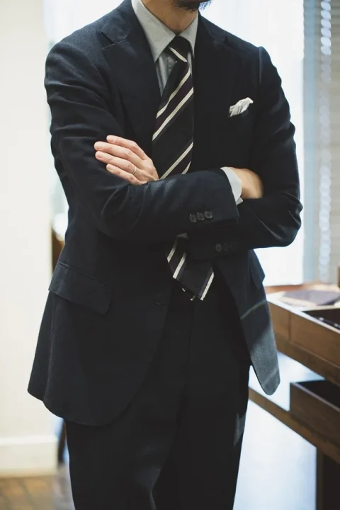 ライトグレーのシャツとスーツの男性